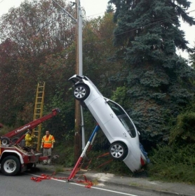 Carro ficou na vertical ap�s acidente em Bellevue.