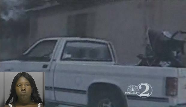 Keyona Davis levou carrinho de beb� em carroceria de caminhonete e foi presa.