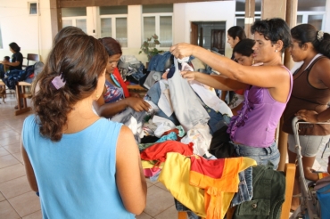 As pessoas que participam das reuni�es recebem o dinheiro NIS para comprar as roupas e cal�ados no Bazar da Familia. 