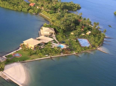 Fotos da ilha na Ba�a de Todos os Santos que foi um dos alvos da opera��o.