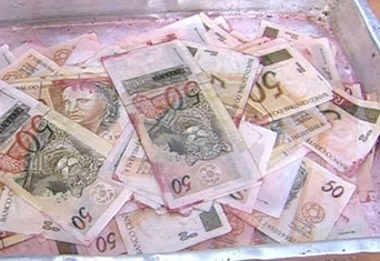 Notas encontradas estavam em um produto para retirar as manchas