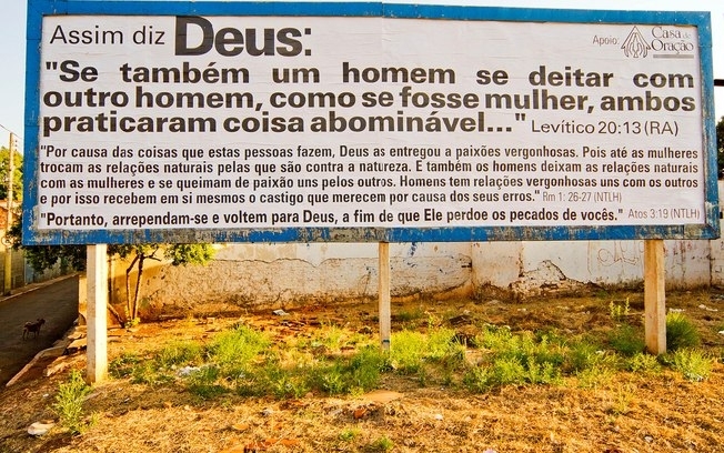 Outdoor com frases religiosas  visto em rua na cidade