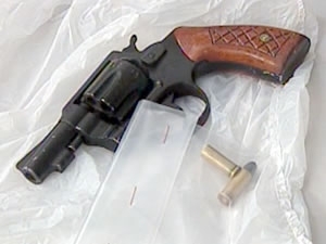Rev�lver encontrado com o suspeito foi apreendido.