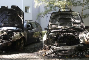 Carros destru�dos no bairro de Charlottenburg, em Berlim