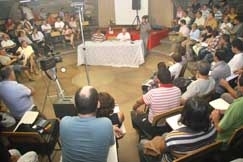 Audi�ncia ontem, quando decidida a paralisa��o; sindicato considera que governo �enrola� categoria