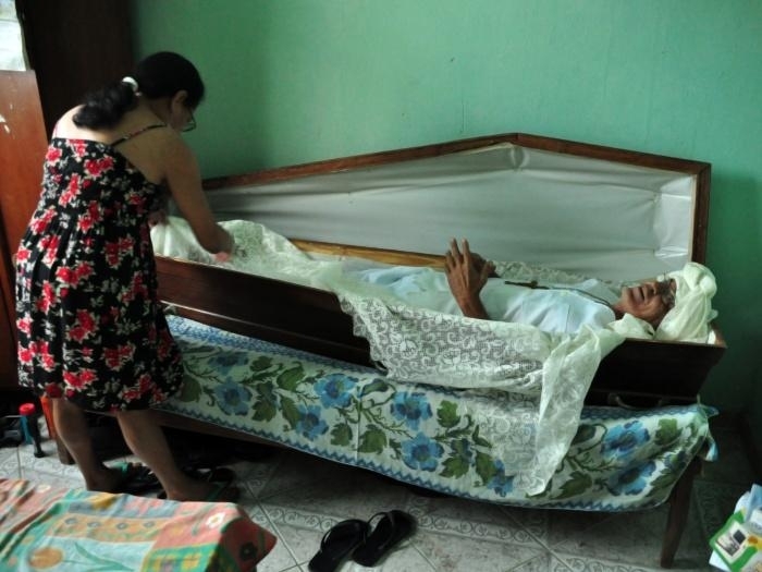 Zeli Rossi usa um caixo h 23 anos para dormir aps um pacto feito com o amigo