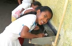 Na escola Dom Franciso de Aquino, no Europa, telhado ainda  de zinco, o que aumenta calor
