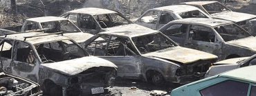 Maioria dos veculos ficou completamente destruda pelas chamas, que se alastraram com a ventania