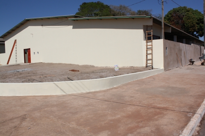 O centro de eventos recebeu pintura e muro novos e melhora aspecto visual.