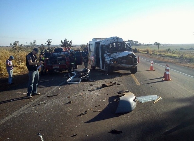Van bateu atrs de caminho que transportava telhas, na BR-163