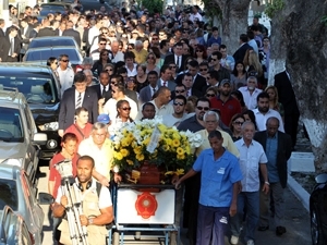 Enterro em Niteri reuniu centenas de pessoas