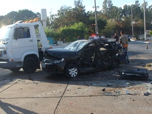 Veculo em que jovens estavam ficou totalmente destrudo