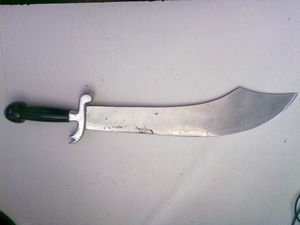 Homem usou espada para se defender de invasor