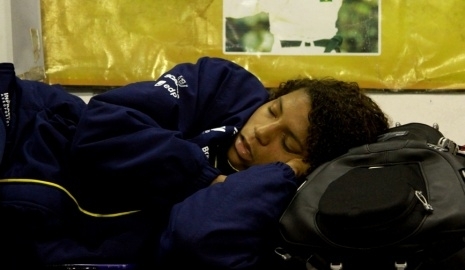 Em nova fase pacata, Rafaela Silva, gripada, cochila enquanto colegas da seleo jud treinam pesado.