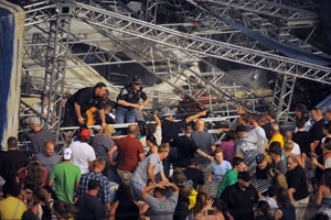 Pol�cia e volunt�rios tentam ajudar poss�veis v�timas que ficaram embaixo da estrutura que desabou
