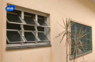 Janela fica a dois metros de altura e d para uma rea aberta