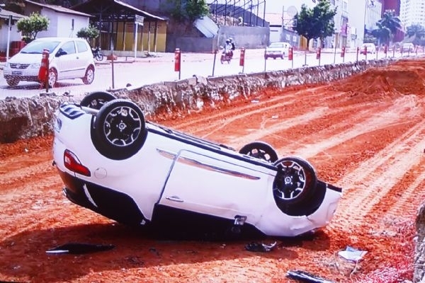 Veculo capotou em canteiro de obra do VLT na avenida do CPA no ltimo domingo