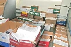 Processos referentes  dvida ativa do governo do Estado so armazenados em caixas espalhadas pelo cho de uma sala toma