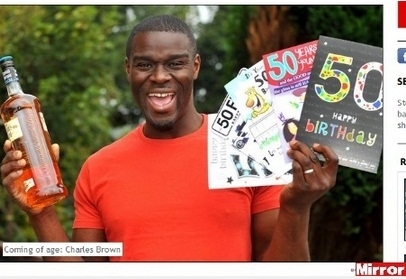 Charles Brown se diverte mostrando os cartes ganhados em seu aniversrio de 50 anos e a garrafa de usque