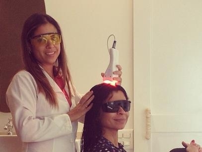 Atriz aproveita folga nas gravaes para cuidar dos fios