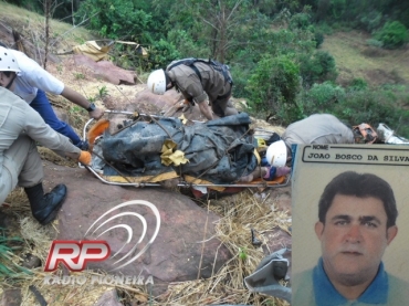  Populares auxiliaram bombeiros no resgate do corpo. 
