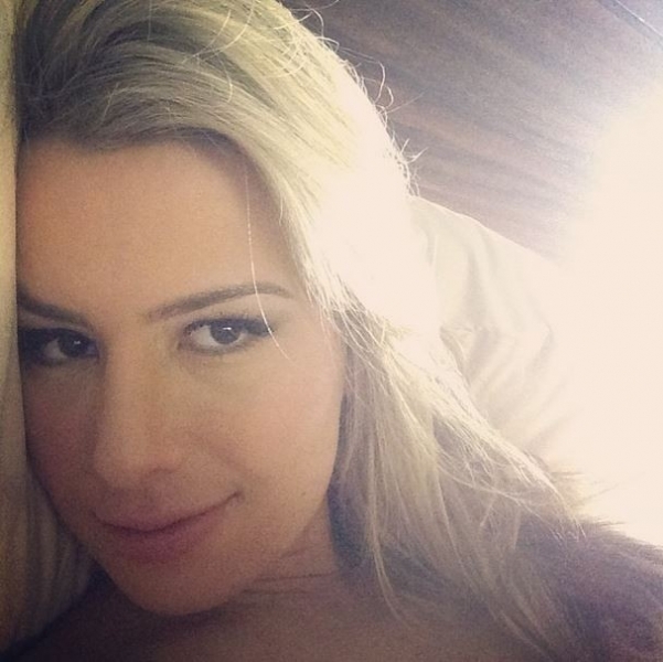 Fernanda, ex-BBB faz clique ainda na cama