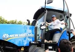 Juntos, a ministra-chefe da Casa Civil, Gleisi Hoffmann, e Neri Geller deram incio ao plantio da soja brasileira