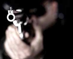 Criminosos estavam armados e mantiveram o mdico refm at que conseguissem sacar dinheiro