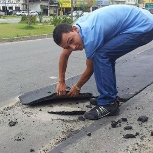 Jovem conseguiu levantar asfalto com as mos