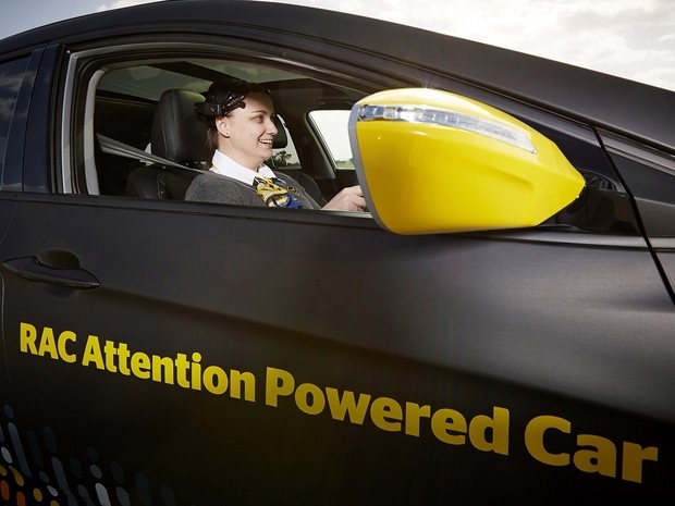 Carro freia quando motorista est distrado