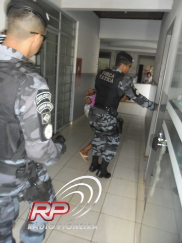 Jovens sendo conduzidos pela PM