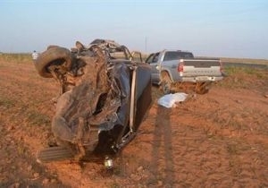 Carro ficou totalmente queimado, mas dois ocupantes conseguiram sair de dentro