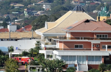 Bombeiros foram acionados para controlar chamas no telhado