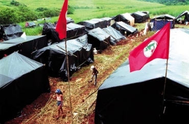 O Governo do Estado est� buscando uma solu��o para ajudar cerca de cem fam�lias que vivem na regi�o 