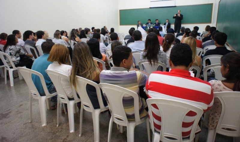 Celito Bernardi durante o encontro jurdico que ocorreu na UNED