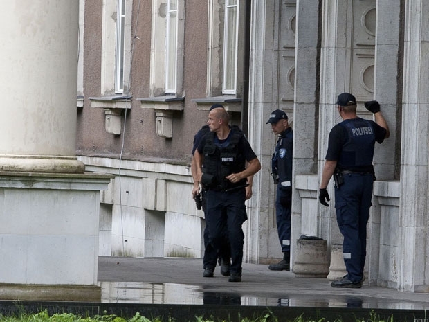 Policiais so vistos em frente ao prdio invadido