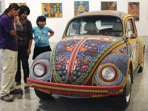 Tradicional Fusca de 1990 ganhou acabamento indgena