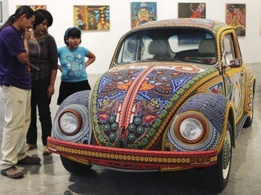 Tradicional Fusca de 1990 ganhou acabamento indgena