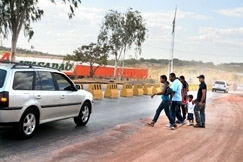 Risco de atropelamento � constante, j� que fluxo aumentou por causa do mercado; sem�foro est� previsto