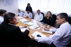 Prefeitos e autoridades polticas se reuniram na AMM para fazer um protesto contra a violncia a prefeitos