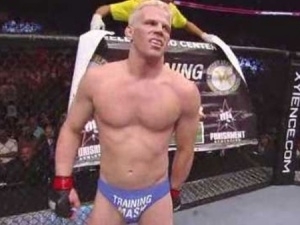 A sunguinha do americano Dennis Hallman foi alvo de muitas piadas durante e depois do UFC 133