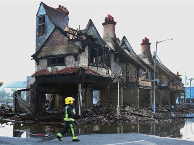Cenrio  de destruio aps terceira noite de protestos