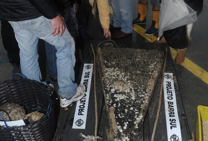 Pedra de cerca de 200 quilos tem inscries em latim em baixo relevo, citando o Rei Felipe II