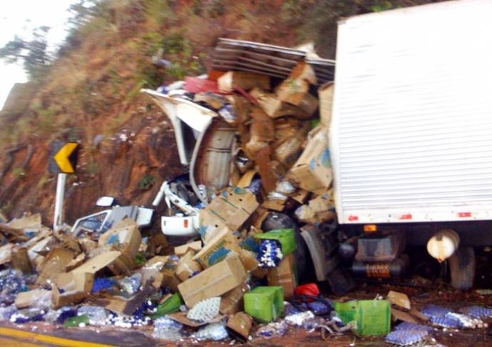 A frente do caminho ficou completamente destruda aps bater no paredo, na MT-251