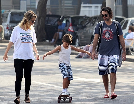 Juliana Didone com Joo e Bruno Mazzeo na orla de Ipanema, zona sul do Rio