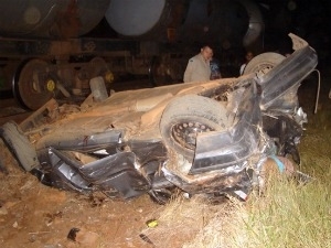 Pol�cia diz que motorista caiu em ribanceira e invadiu linha F�rrea