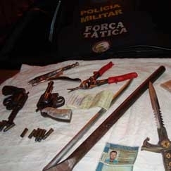 Arsenal apreendido pela PM em poder dos bandidos, que seriam responsveis por mais 2 assaltos