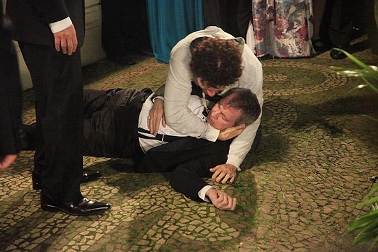 Mrcio (Thiago Fragoso) abraa o corpo do pai, Salomo Hayalla (Daniel Filho), que foi assassinado ontem