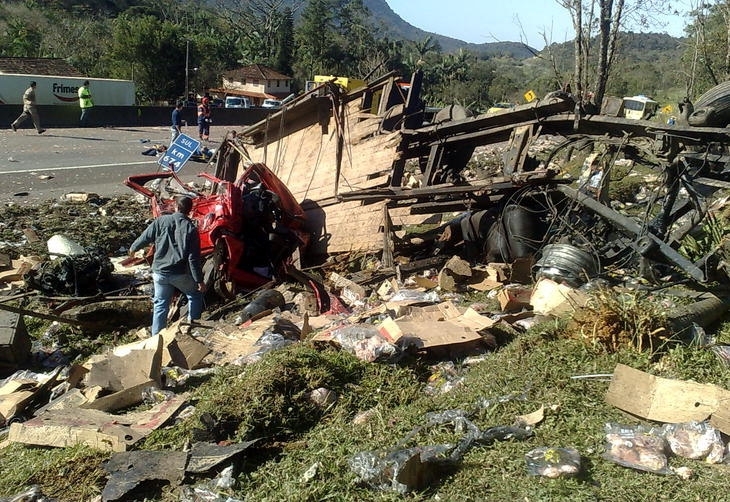 Carga ficou espalhada na pista