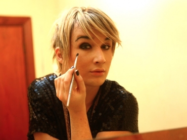 Serginho aplica sombra preta nas plpebras